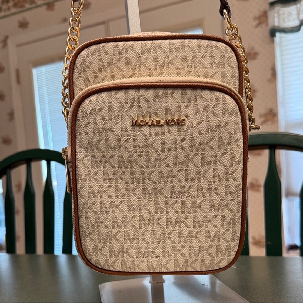Michael Kors Jet set Med Travel Vanilla
Leather crossbody monogram - Picture 3 of 7
